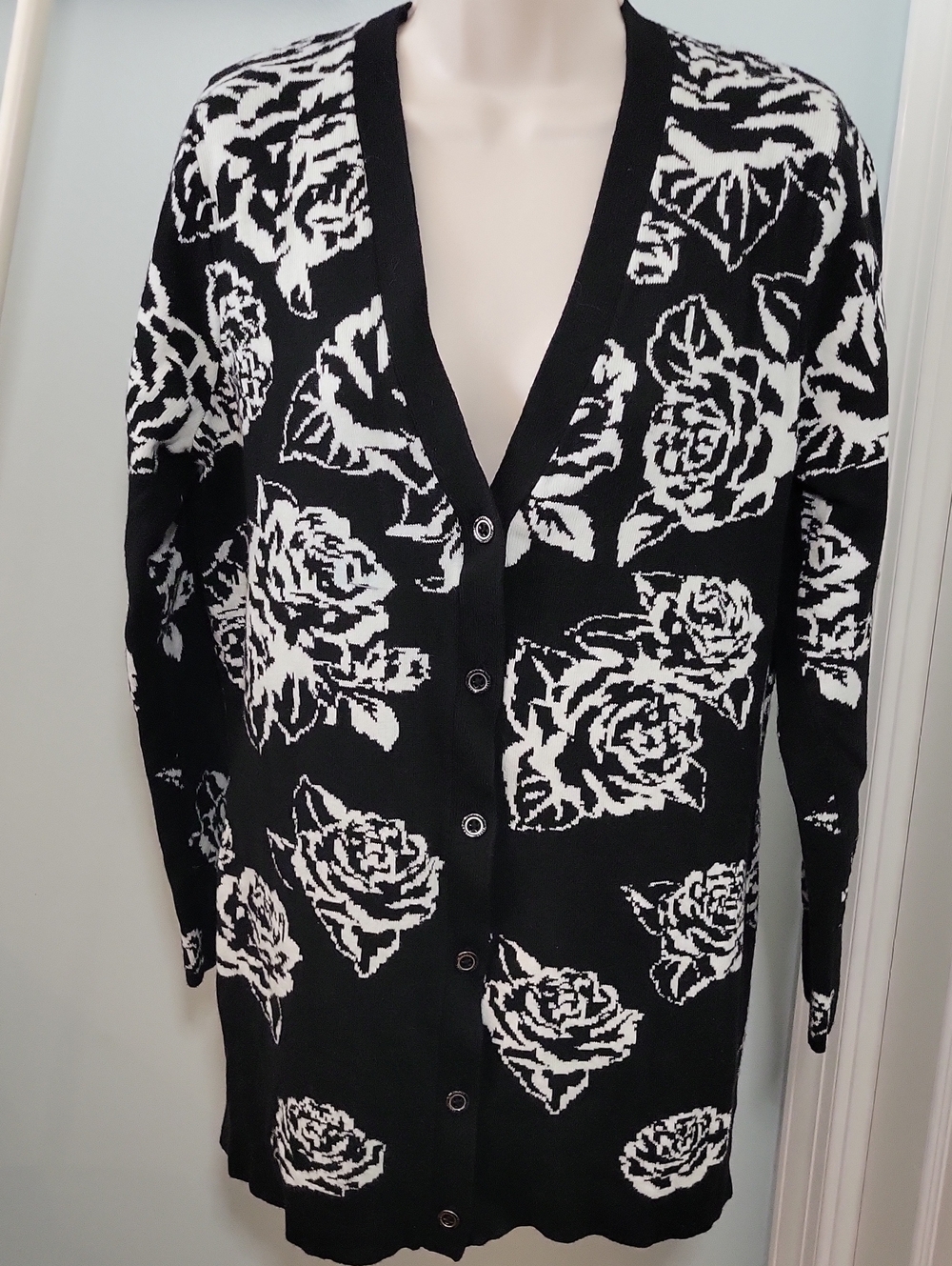 Isaac Mizrahi Black and White Rose Jacquard Long Cardigan Size Small